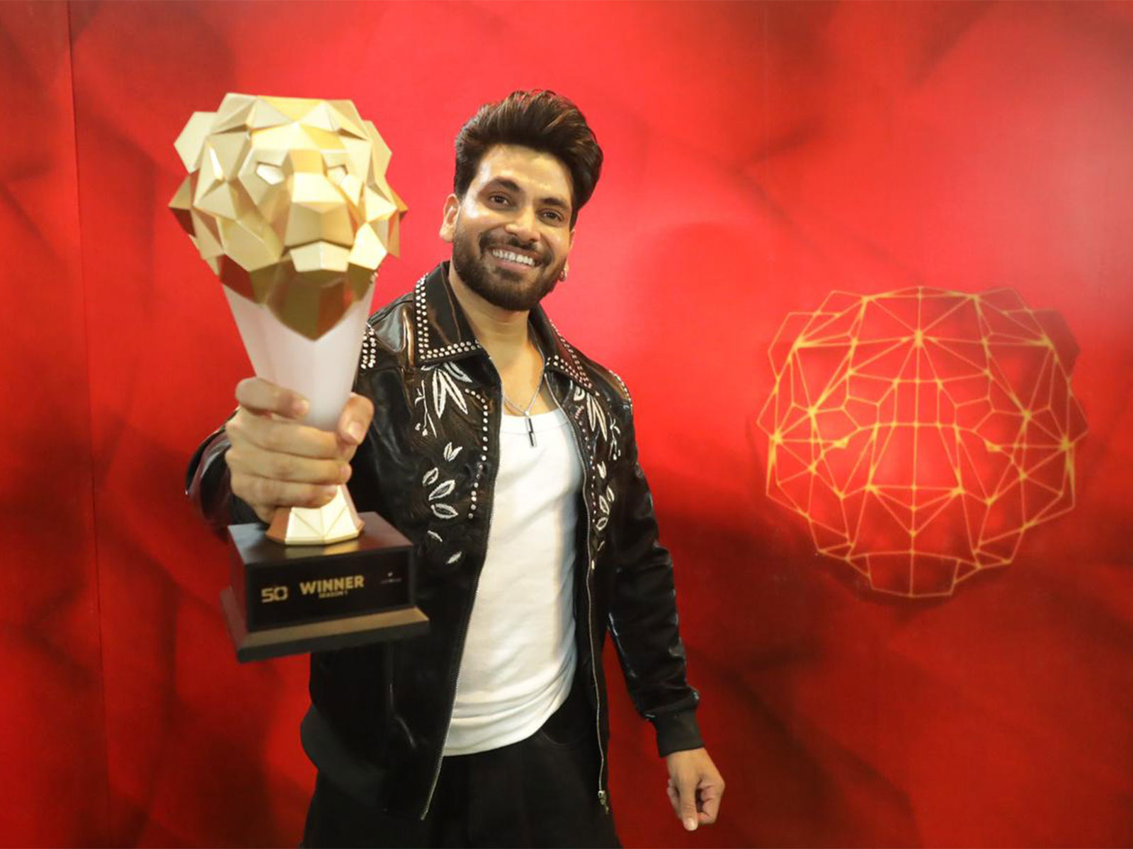 मराठमोळा कलाकार शिव ठाकरे ठरला ‘द 50’चा पहिला विजेता; 50 लाख चाहत्याला दिले…